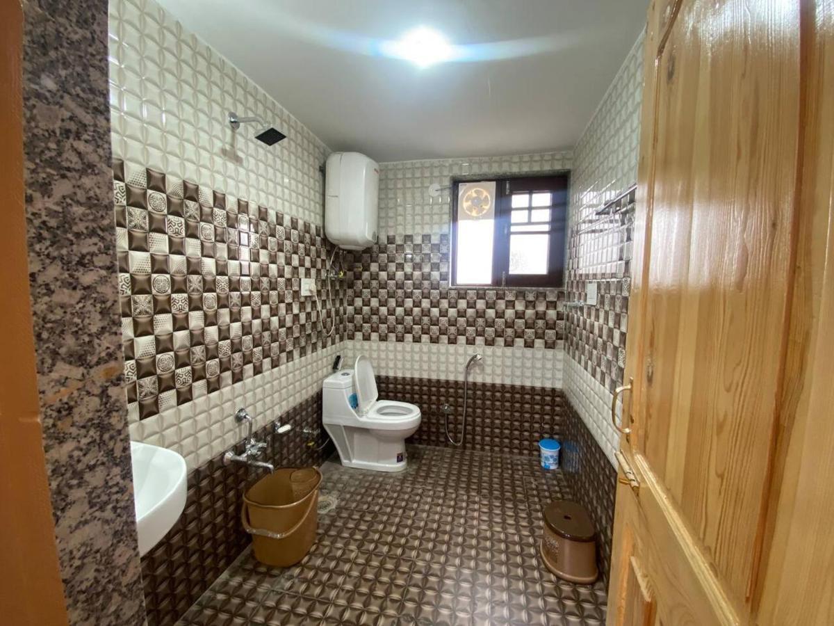 Penthouse Villa Srīnagar Buitenkant foto