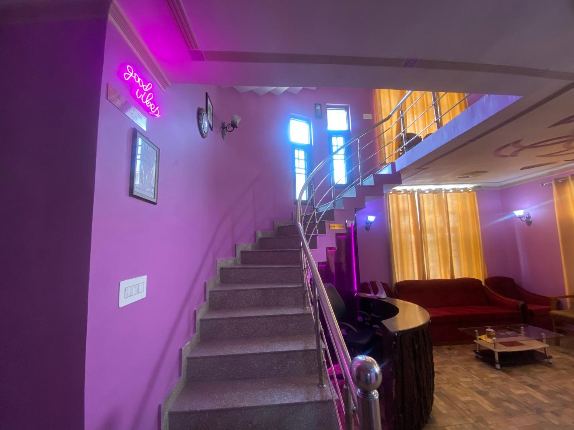 Penthouse Villa Srīnagar Buitenkant foto